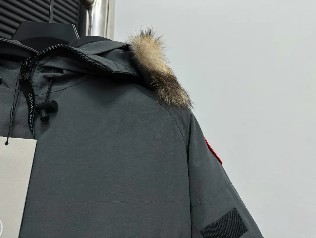 [Canada goose] 01 Exdition Parka Down Jacket for Couples Authentic original version, you need to compare Authentic to check it at any time, accessories are all customized from the original factory 💯The softness and hardness of the fabric is compared with Authentic, and it can be restored by kneading at will (fabric misunderstanding: fabrics with high hardness are not waterproof. Only those who buy the latest Authentic version this year will notice the softness and comfort of the fabric) 💯Down is synchronized with Authentic white duck down, fluffy and not clumps Electronically controlled velvet filling machine 💯Customized Authentic YKK military-grade copper core zipper puller, high hardness and no jamming 💯The fur collar is purchased from Western Canada coyote skin original customization 💯All workmanship and wiring are controlled by workers with more than ten years of service. They must be horizontal and vertical, and are not allowed to be crooked. The inner wiring density is more sophisticated. Feel free to compare 💯labels, collar labels, washed labels, hangtags, zipper cords, pocket labels Back logo, collar velvet, Velcro fasteners, and cuffs. All details are updated simultaneously with Authentic. The best version with the most complete colors. All kinds of battle goods. Size: XS-XXL.